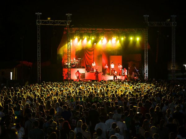 Die Freilichtbühne bei Dunkelheit - beleuchtet durch die Scheinwerfer der Bühne