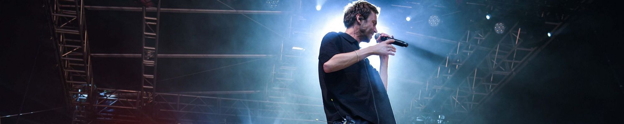 Clueso im Scheinwerferlicht bei seinem Auftritt 2024 auf der Freilichtbühne