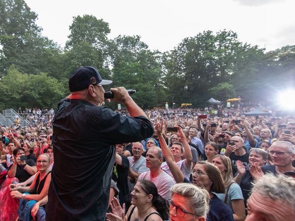 Fury and the Slaughterhouse bei ihrem Auftritt 2023 vor einer großen Menschenmenge