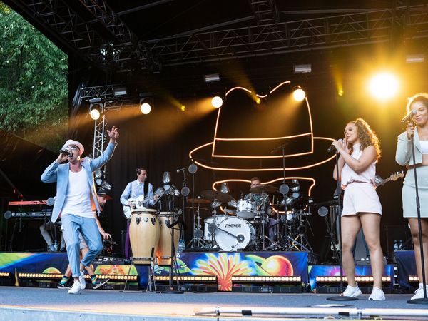 Jan Delay singt bei seinem Auftritt 2023 neben den Background-Sängerinnen