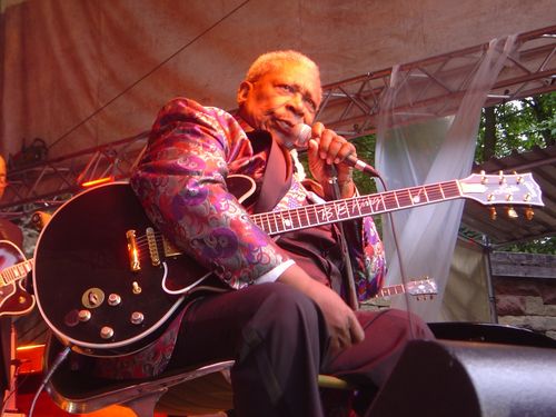 Musiker B.B. King sitzt mit Gitarre auf der Freilichtbühne 2014 und singt
