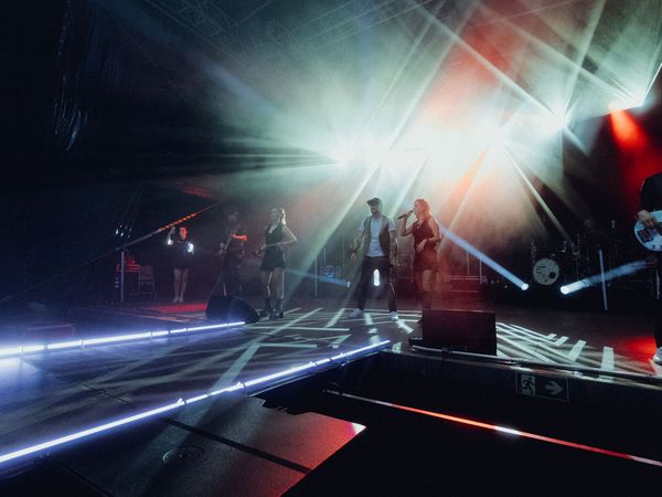 Zwei Musiker:innen bei ihrem Auftritt während des Lichterfestes 2024 auf der Bühne der Neuen 107.7