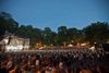 Die Freilichtbühne bei Nacht. Tausende Menschen stehen vor der beleuchteten Bühne und feiern.