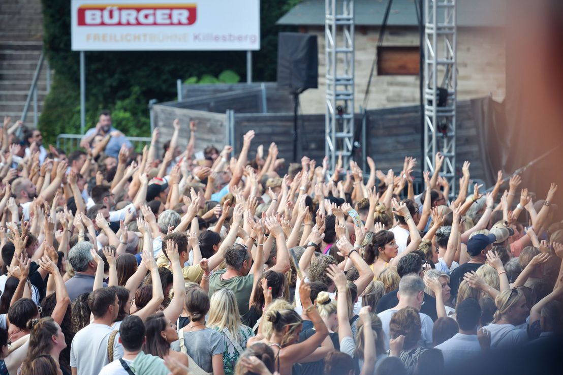 Feiernde Menschenmenge vor der Bühne der BÜRGER Freilichtbühne