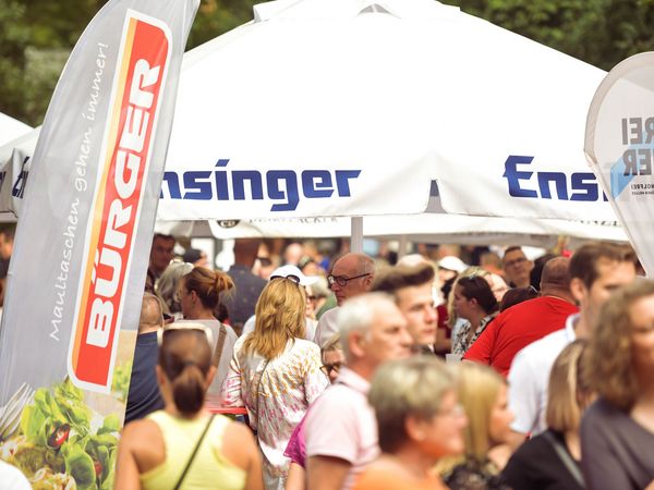 Menschengedränge an den Essensständen der Freilichtbühne