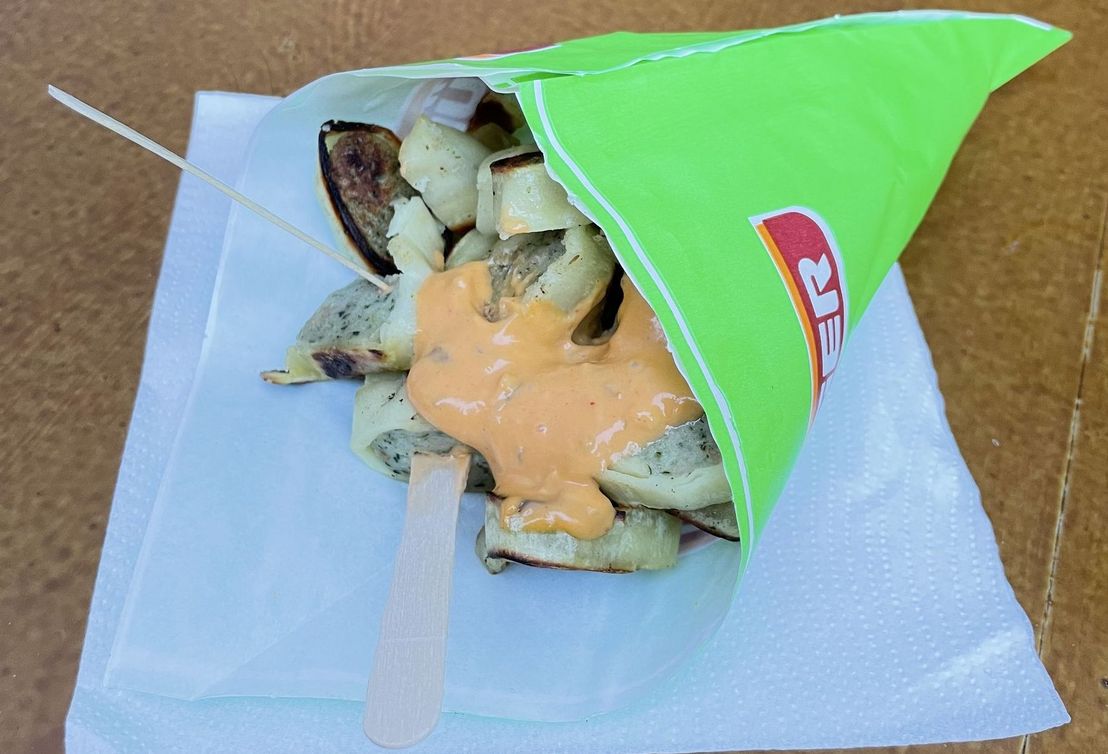 Eine Tüte mit BÜRGER Maultaschen und einer oragnenen Soße