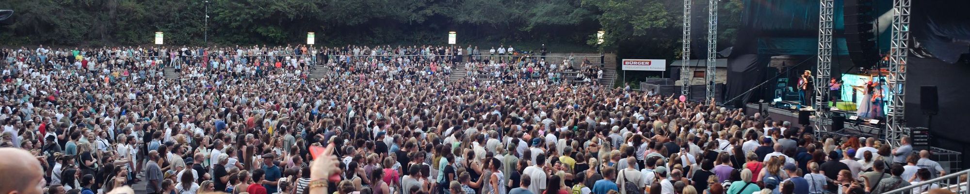 Große Menschenmenge feiert und tanzt vor der BÜRGER Freilichtbühne