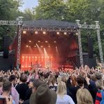 Zahlreiche Zuschauer und Fans stehen vor der Freilichtbühne, auf der Samu Haber mit seiner Band performt.