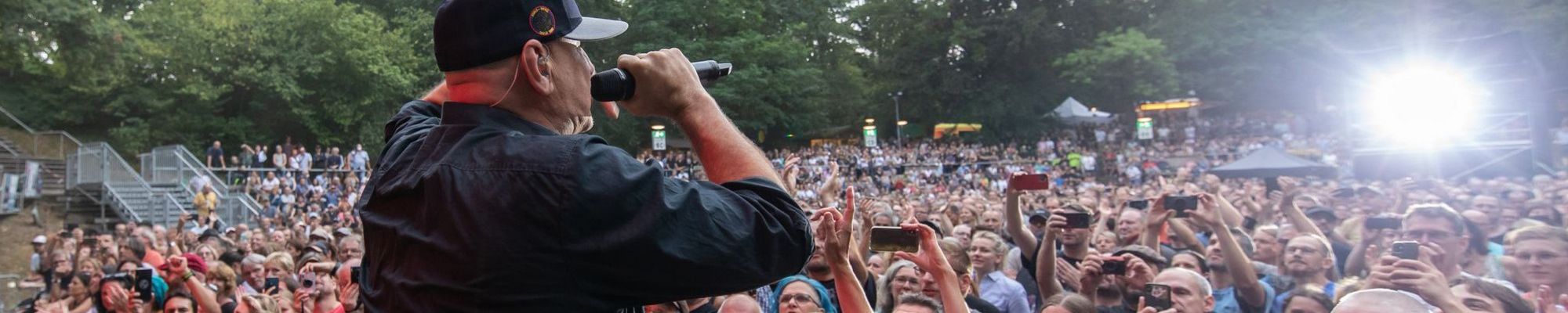 Fury and the Slaughterhouse-Frontmann singt vor feiernder Menge auf der Freilichtbühne