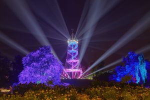 Killesberg-Turm im Dunklen beleuchtet in Lila und Blau mit Strahlern, die in die Nacht leuchten