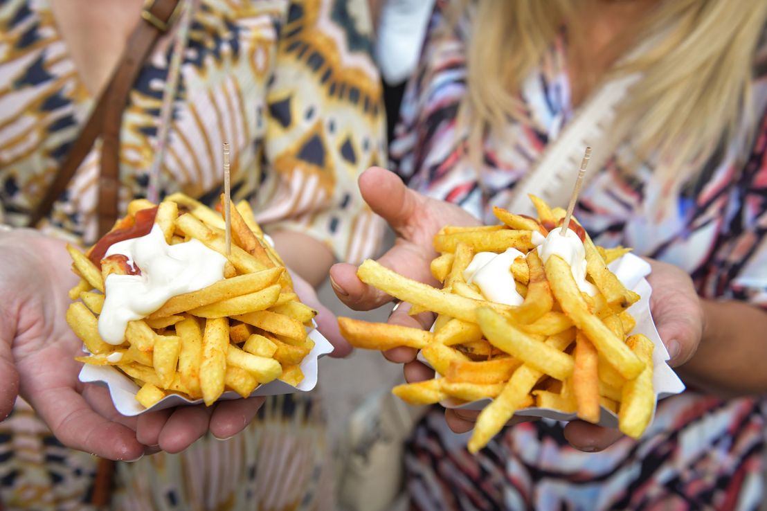Zwei Portionen Pommes mit Mayo werden in die Kamera gehalten