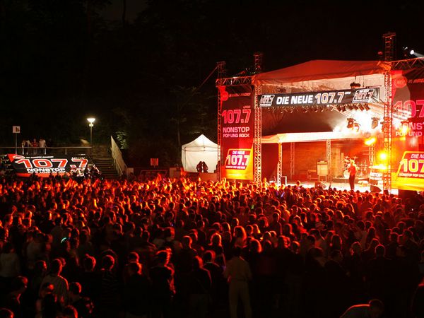 Das Stadtwerke Stuttgart Lichterfest mit der Bühne der Neuen 107.7 auf dem Gelände der Freilichtbühne
