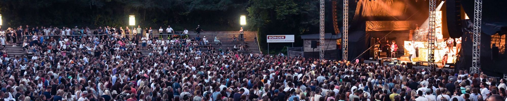 Feiernde und tanzende Zuschauer:innen an der BÜRGER Freilichtbühne
