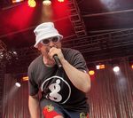 Frontmann Beatsteaks steht auf der Bühne und singt