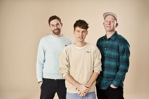 Die drei Bandmitglieder von Deine Freunde stehen nebeneinander für ein Gruppenfoto.